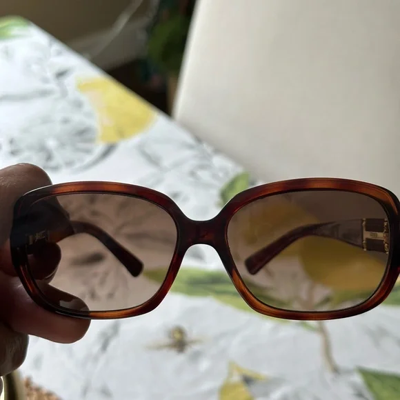 Fendi Brown Sunglasses. Don display picture 2